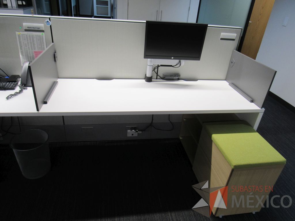 Lote 061 - Estación de trabajo para 8 personas de mampara media con 8 credenzas de 2 cajones y 1 entrepaño - Imagen 17