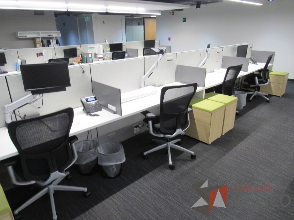 Lote 103 - Estación de trabajo para 7 personas de mampara media con 6 credenzas de 2 cajones y 1 entrepaño - Imagen 6