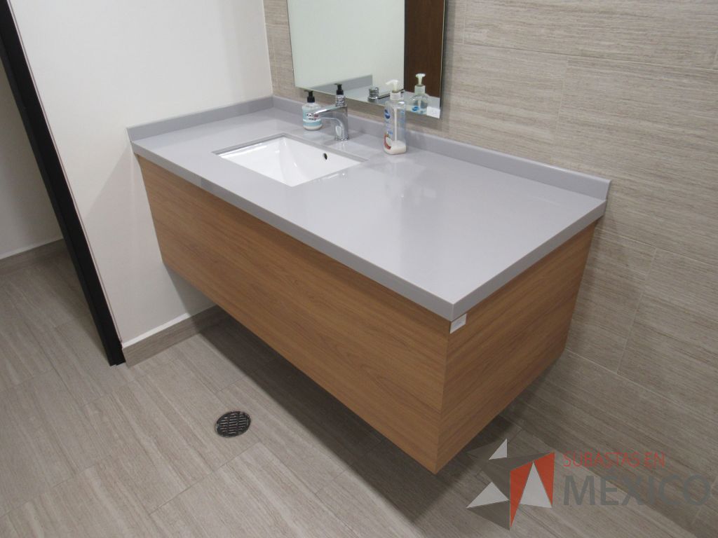 Lote 435 - 2 juegos de Mobiliario para baño ( Gabinete con lavabo, Espejo, Sanitario, Despachadores de papel)