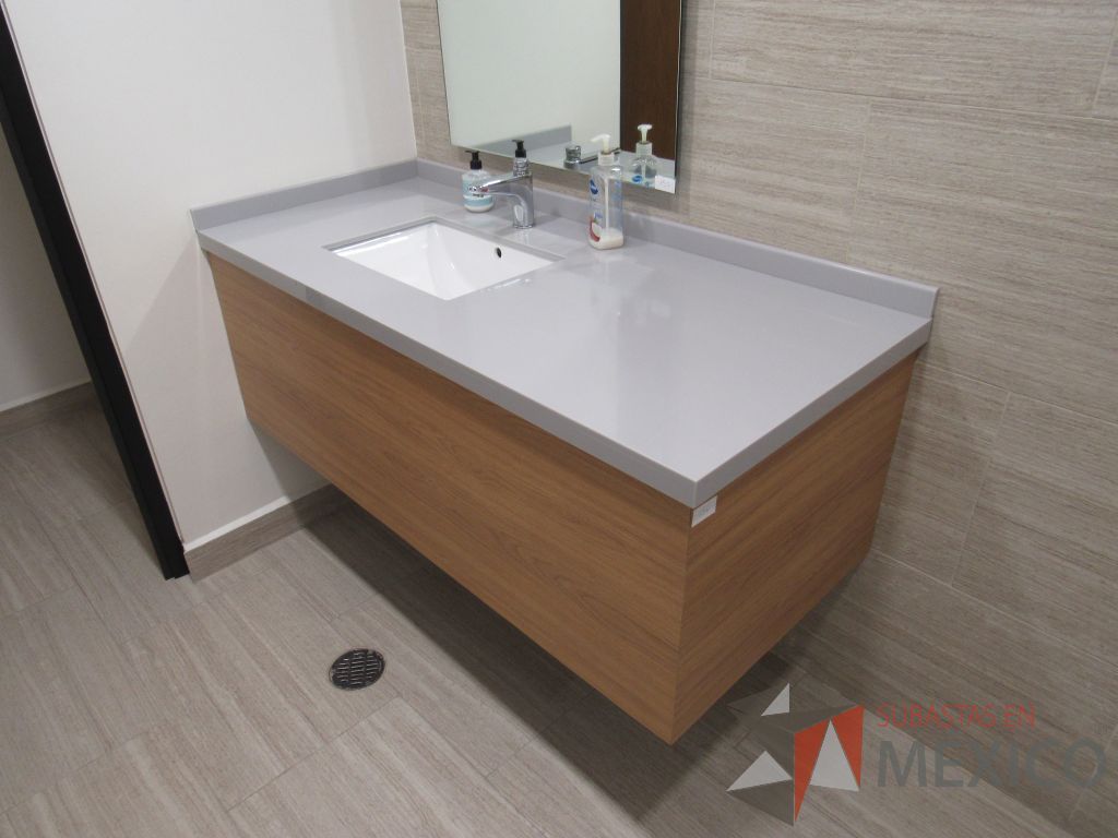 Lote 435 - 2 juegos de Mobiliario para baño ( Gabinete con lavabo, Espejo, Sanitario, Despachadores de papel) - Imagen 37
