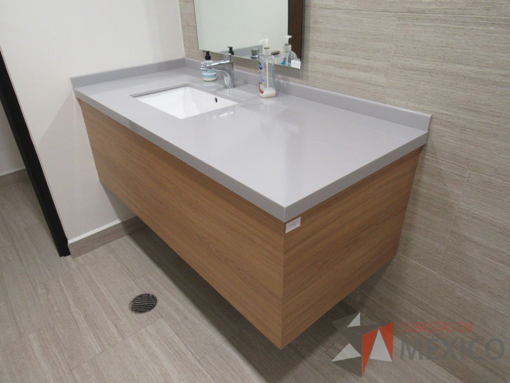 Lote 435 - 2 juegos de Mobiliario para baño ( Gabinete con lavabo, Espejo, Sanitario, Despachadores de papel) - Imagen 36