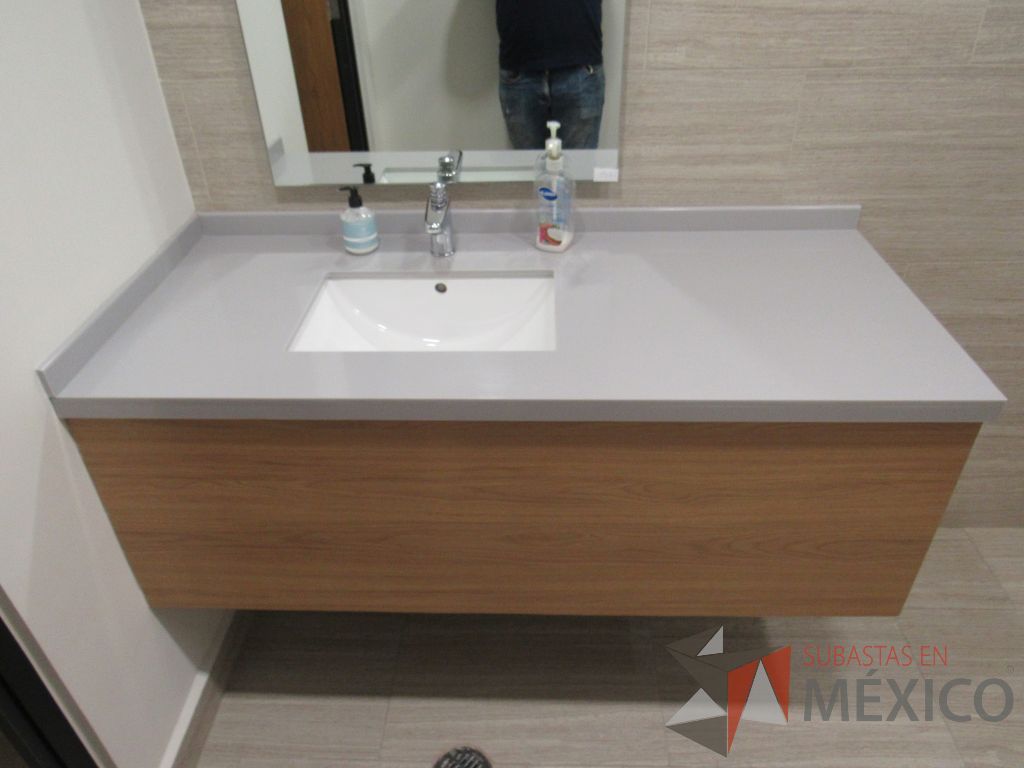 Lote 435 - 2 juegos de Mobiliario para baño ( Gabinete con lavabo, Espejo, Sanitario, Despachadores de papel) - Imagen 5