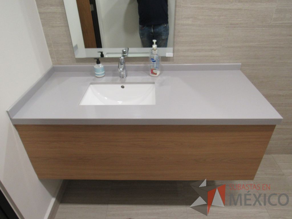 Lote 435 - 2 juegos de Mobiliario para baño ( Gabinete con lavabo, Espejo, Sanitario, Despachadores de papel) - Imagen 35