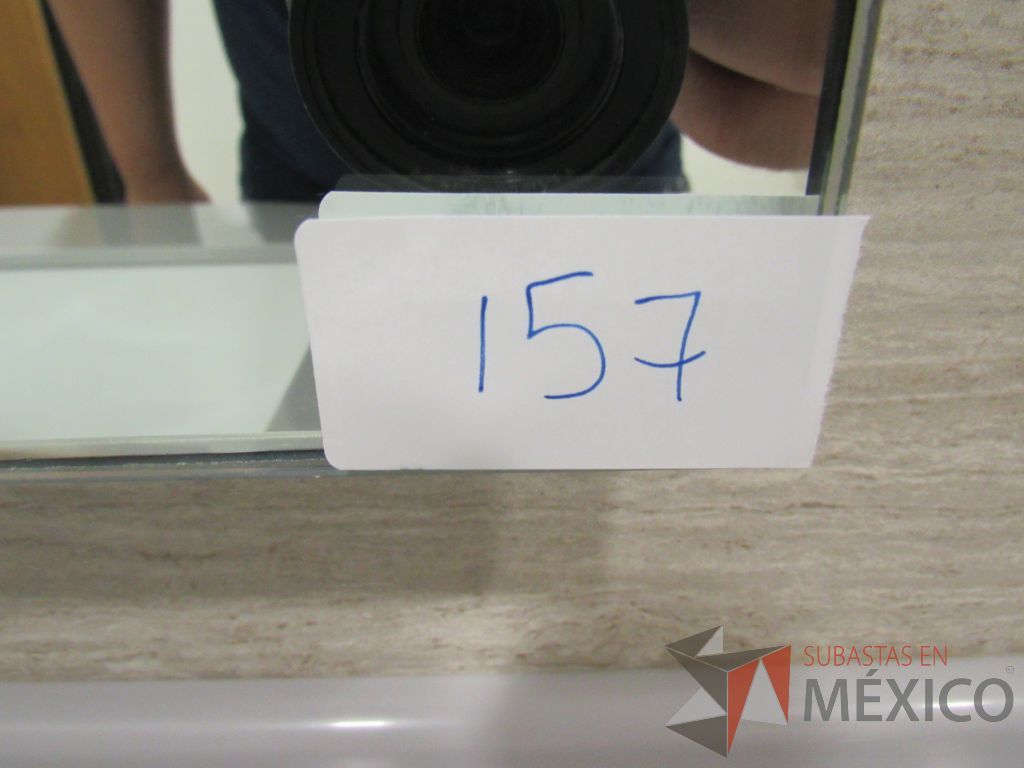 Lote 435 - 2 juegos de Mobiliario para baño ( Gabinete con lavabo, Espejo, Sanitario, Despachadores de papel) - Imagen 29