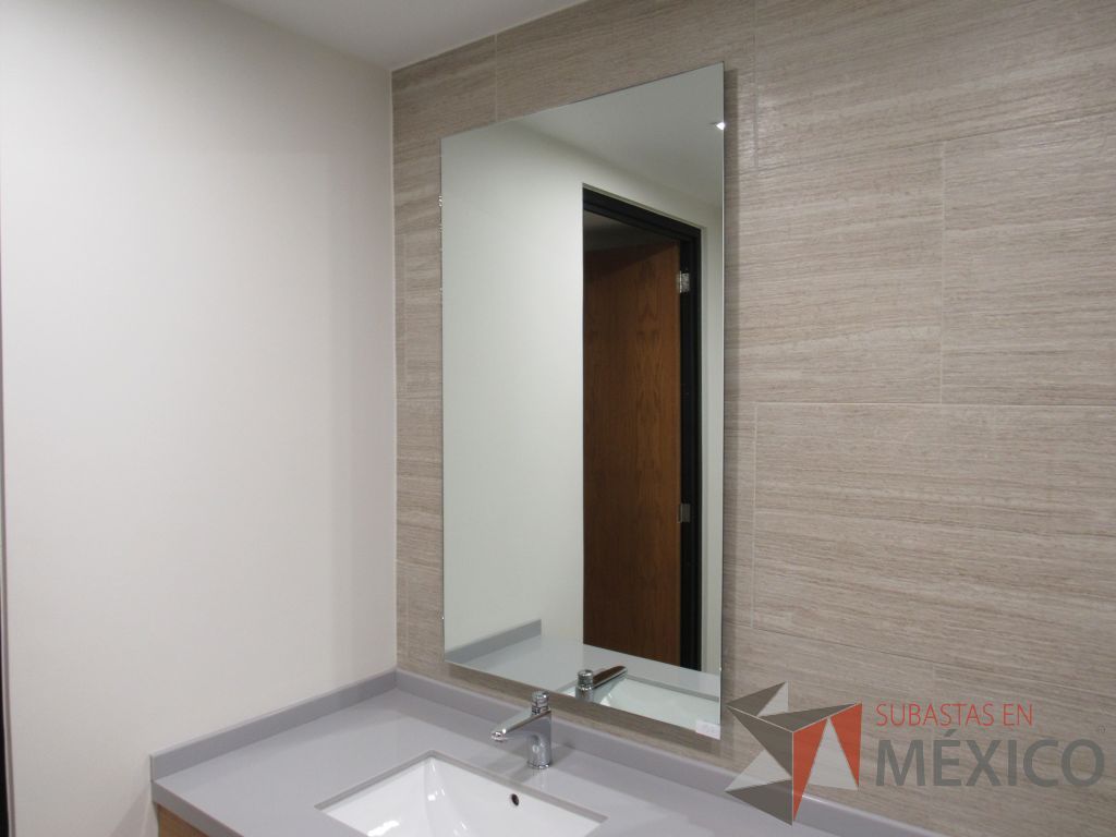 Lote 435 - 2 juegos de Mobiliario para baño ( Gabinete con lavabo, Espejo, Sanitario, Despachadores de papel) - Imagen 28