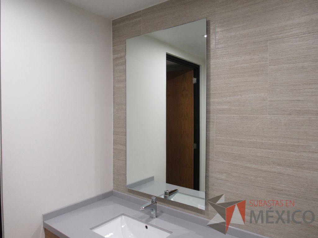 Lote 435 - 2 juegos de Mobiliario para baño ( Gabinete con lavabo, Espejo, Sanitario, Despachadores de papel) - Imagen 27