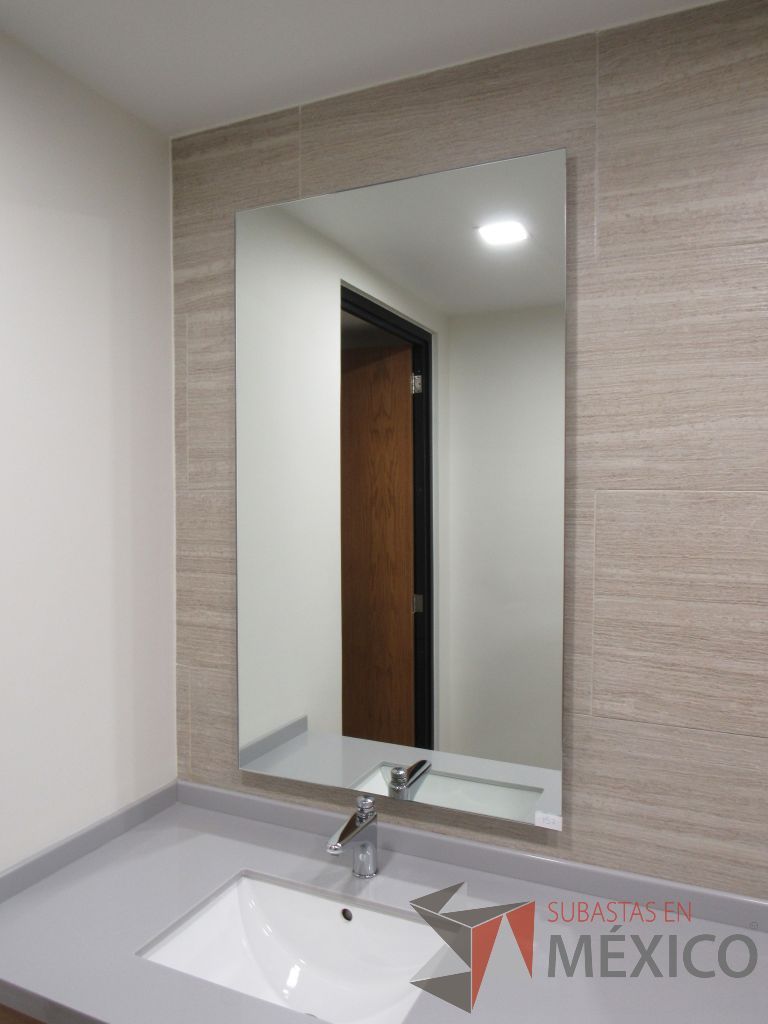 Lote 435 - 2 juegos de Mobiliario para baño ( Gabinete con lavabo, Espejo, Sanitario, Despachadores de papel) - Imagen 26