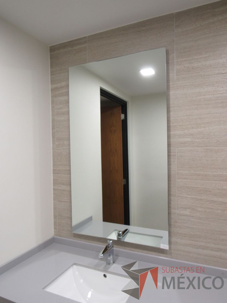 Lote 435 - 2 juegos de Mobiliario para baño ( Gabinete con lavabo, Espejo, Sanitario, Despachadores de papel) - Imagen 3