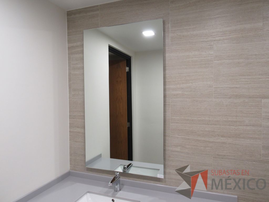 Lote 435 - 2 juegos de Mobiliario para baño ( Gabinete con lavabo, Espejo, Sanitario, Despachadores de papel) - Imagen 25