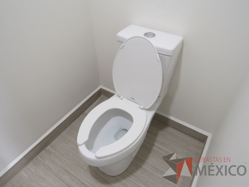 Lote 435 - 2 juegos de Mobiliario para baño ( Gabinete con lavabo, Espejo, Sanitario, Despachadores de papel) - Imagen 24