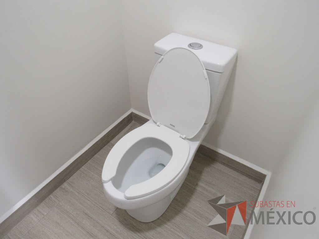 Lote 435 - 2 juegos de Mobiliario para baño ( Gabinete con lavabo, Espejo, Sanitario, Despachadores de papel) - Imagen 23