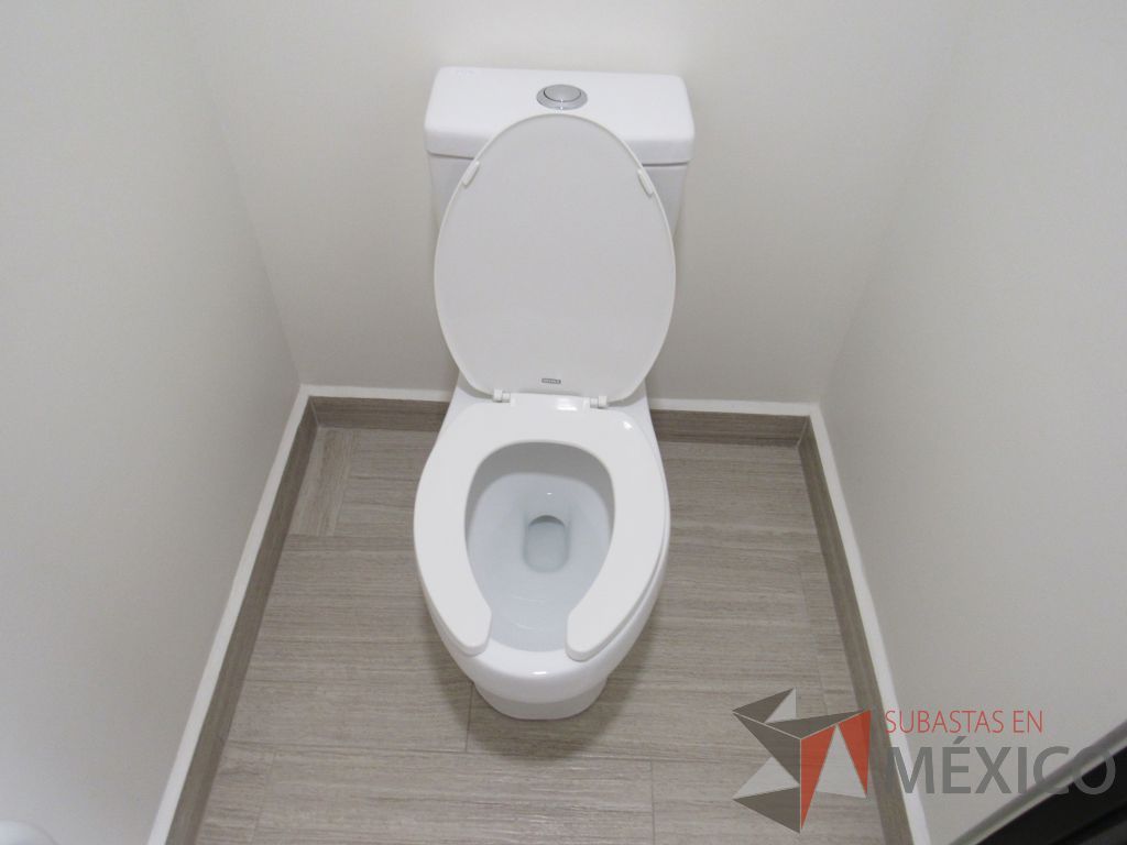 Lote 435 - 2 juegos de Mobiliario para baño ( Gabinete con lavabo, Espejo, Sanitario, Despachadores de papel) - Imagen 22