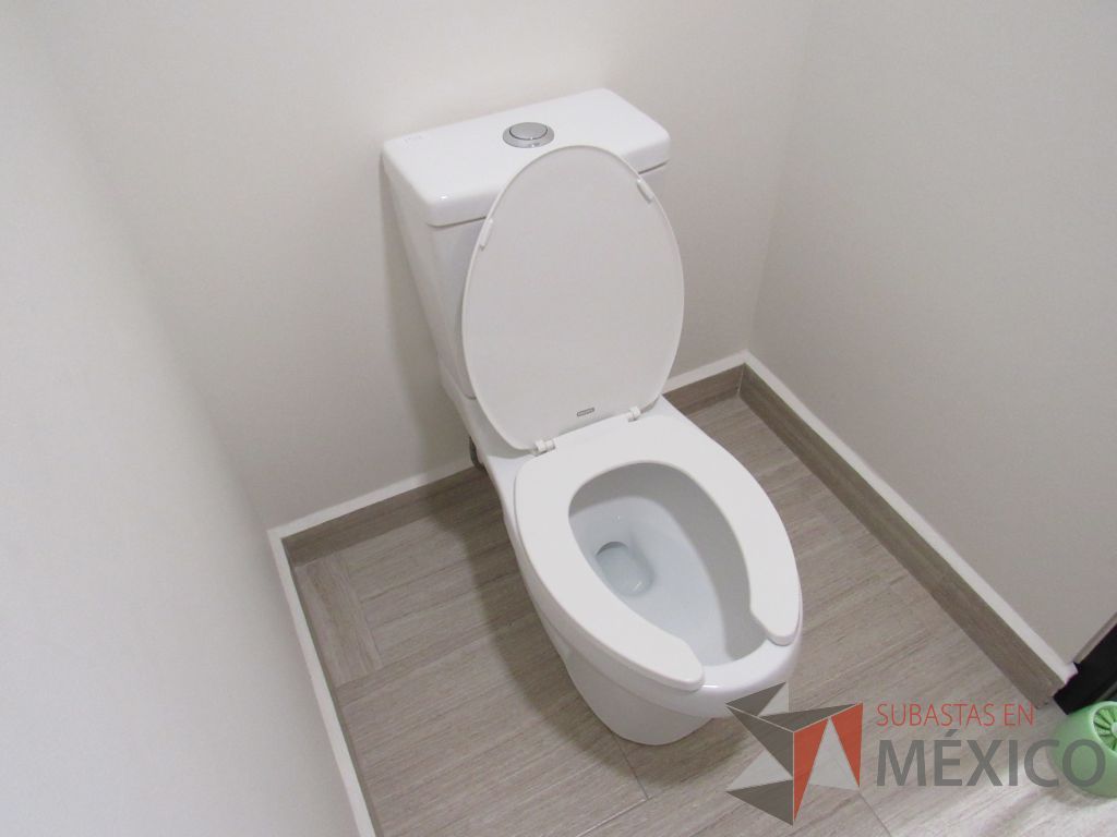 Lote 435 - 2 juegos de Mobiliario para baño ( Gabinete con lavabo, Espejo, Sanitario, Despachadores de papel) - Imagen 8