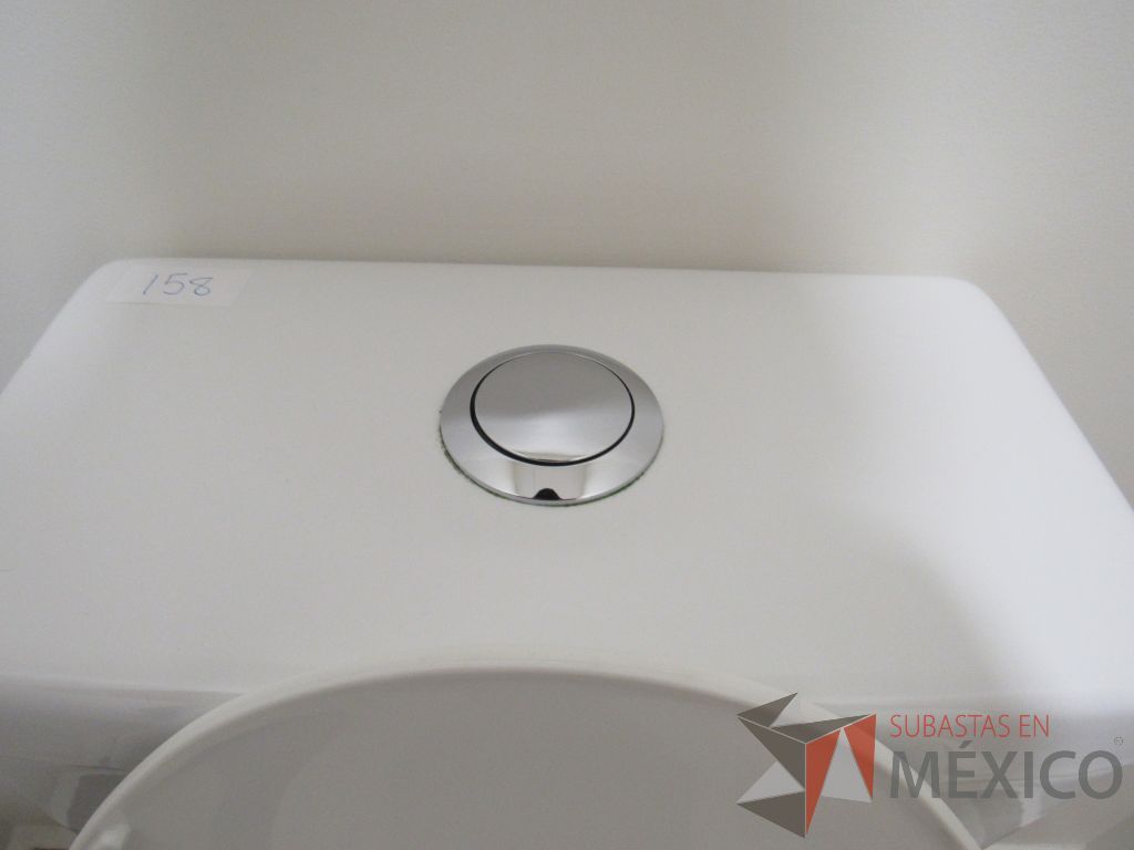 Lote 435 - 2 juegos de Mobiliario para baño ( Gabinete con lavabo, Espejo, Sanitario, Despachadores de papel) - Imagen 21