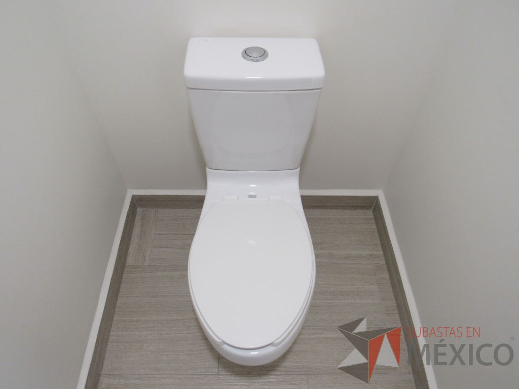 Lote 435 - 2 juegos de Mobiliario para baño ( Gabinete con lavabo, Espejo, Sanitario, Despachadores de papel) - Imagen 19