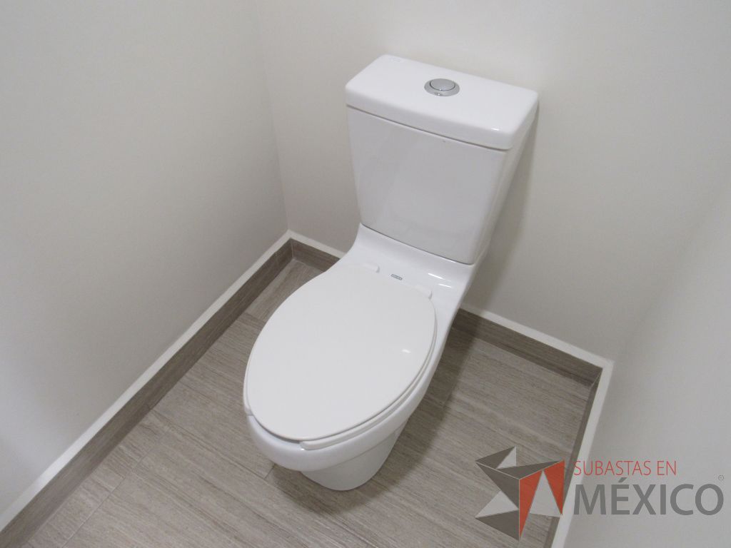 Lote 435 - 2 juegos de Mobiliario para baño ( Gabinete con lavabo, Espejo, Sanitario, Despachadores de papel) - Imagen 2