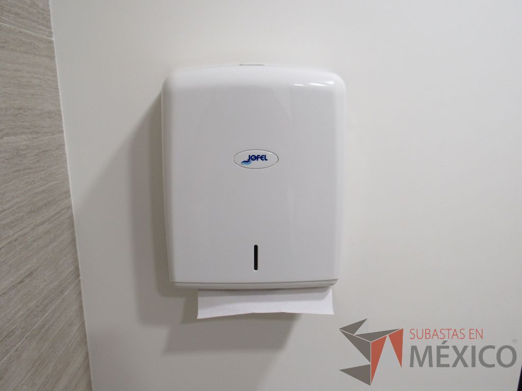 Lote 435 - 2 juegos de Mobiliario para baño ( Gabinete con lavabo, Espejo, Sanitario, Despachadores de papel) - Imagen 13