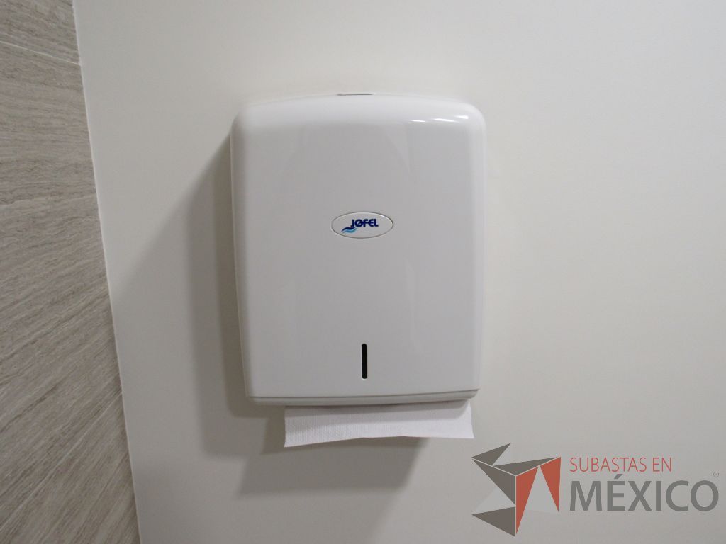 Lote 435 - 2 juegos de Mobiliario para baño ( Gabinete con lavabo, Espejo, Sanitario, Despachadores de papel) - Imagen 12