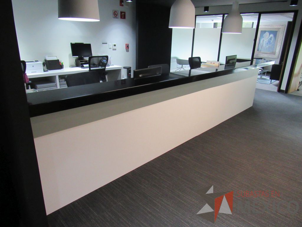 Lote 436 - Estación de trabajo empotrada para 3 personas con superficie color negro - Imagen 5
