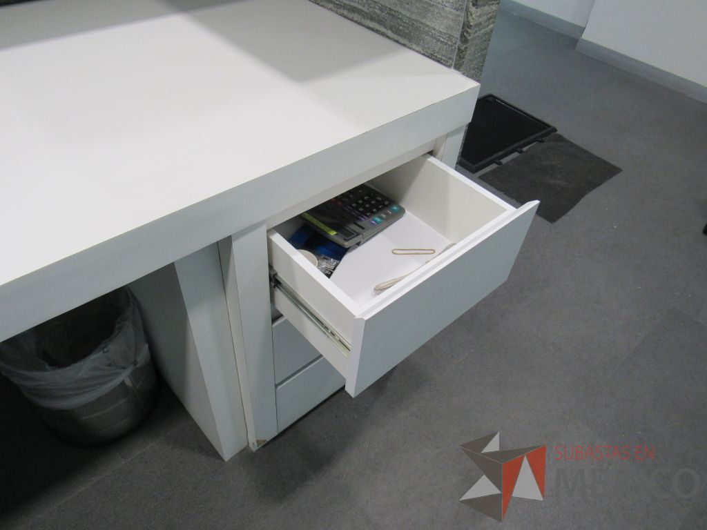 Lote 444 - Mueble de recepción con 4 cajones color blanco y repisa color gris - Imagen 8