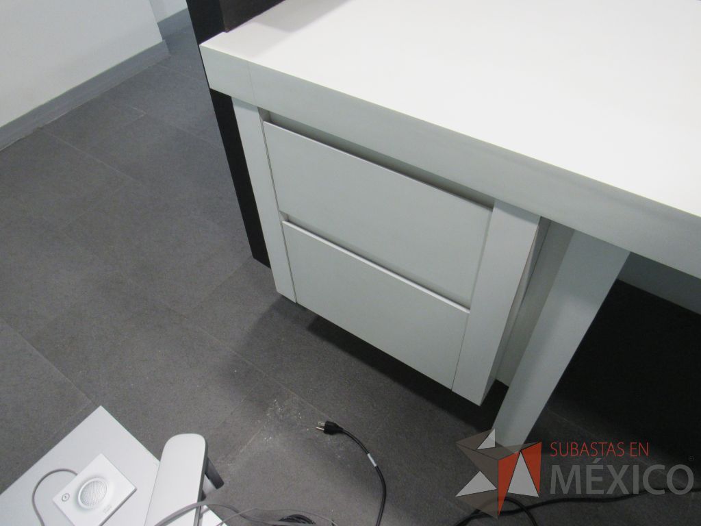 Lote 444 - Mueble de recepción con 4 cajones color blanco y repisa color gris - Imagen 7