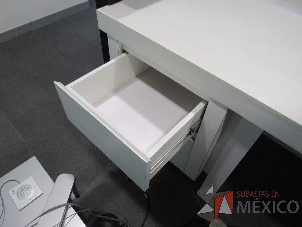 Lote 444 - Mueble de recepción con 4 cajones color blanco y repisa color gris - Imagen 6
