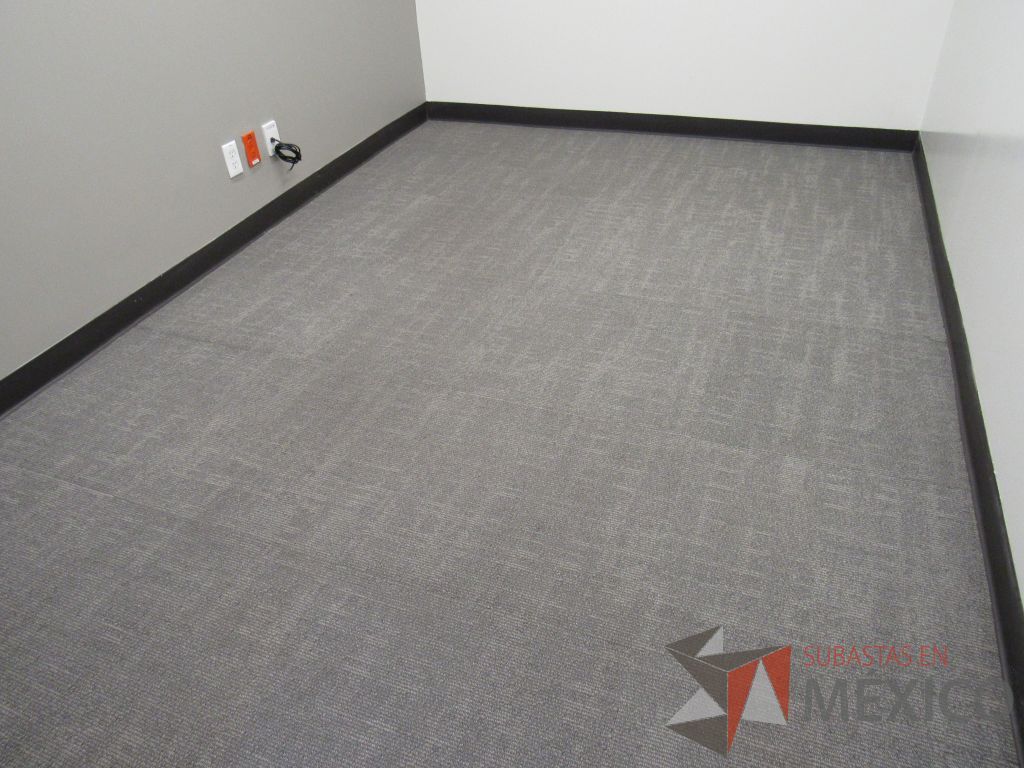 Lote 446 - Lote de alfombra modular color gris claro, aproximadamente 316 m2 - Imagen 3