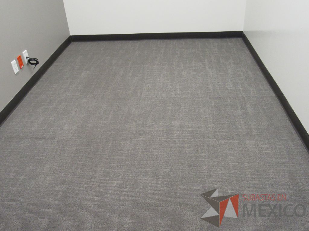 Lote 446 - Lote de alfombra modular color gris claro, aproximadamente 316 m2 - Imagen 2