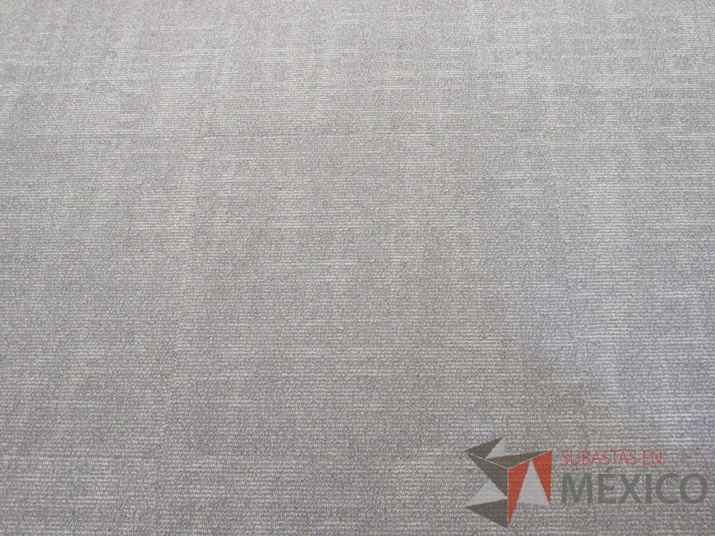 Lote 446 - Lote de alfombra modular color gris claro, aproximadamente 316 m2