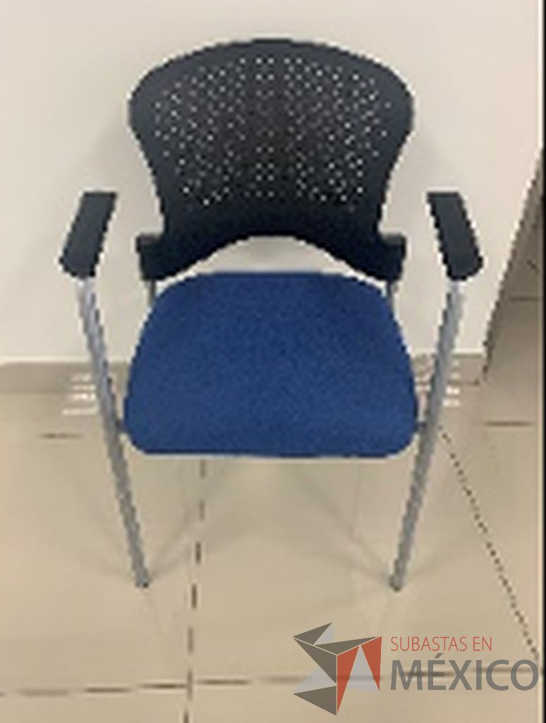 Lote 034 - 4 Sillas de visita con 4 patas metálicas, asiento en tela color azul y respaldo color negro
