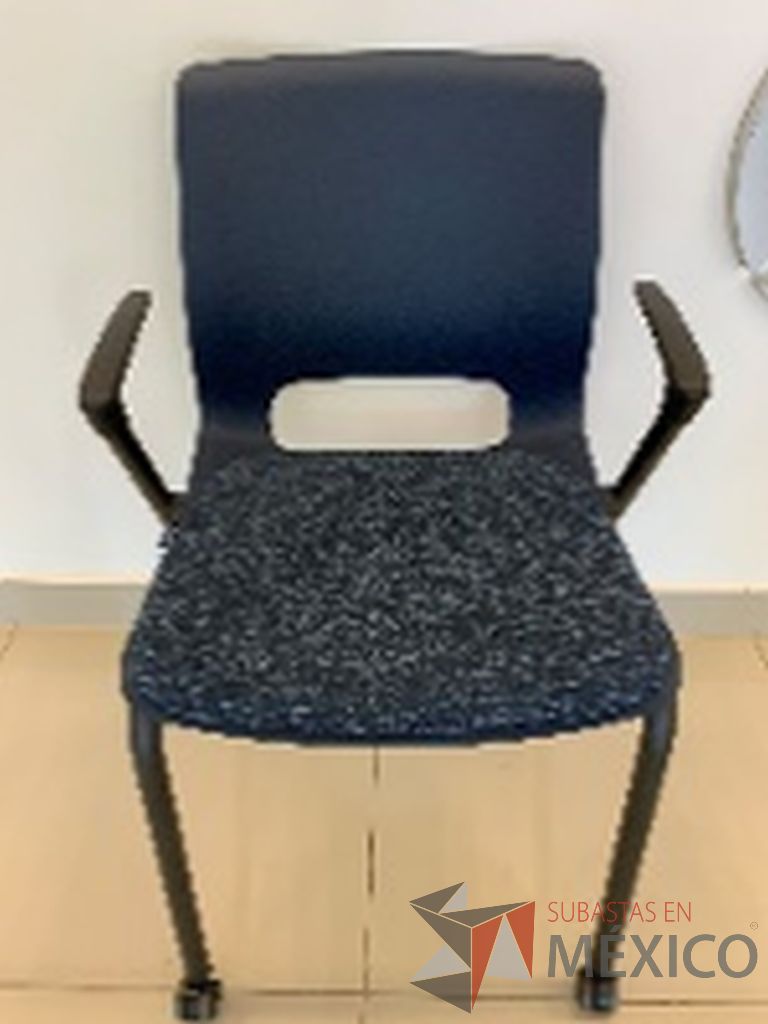 Lote 009 - Silla de visita con ruedas, asiento en tela y respaldo liso