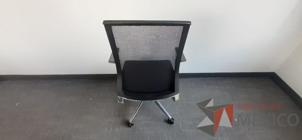 Lote 110 - 2 Sillas ejecutivas con ruedas, descansa brazos, asiento en tela y respaldo en malla color negro - Imagen 2