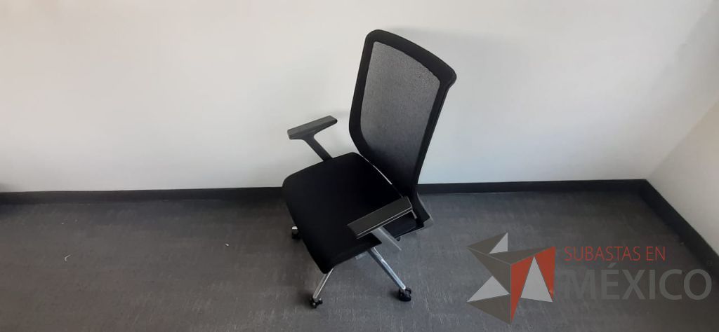 Lote 110 - 2 Sillas ejecutivas con ruedas, descansa brazos, asiento en tela y respaldo en malla color negro - Imagen 3