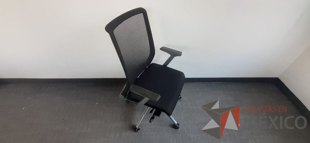 Lote 110 - 2 Sillas ejecutivas con ruedas, descansa brazos, asiento en tela y respaldo en malla color negro - Imagen 4