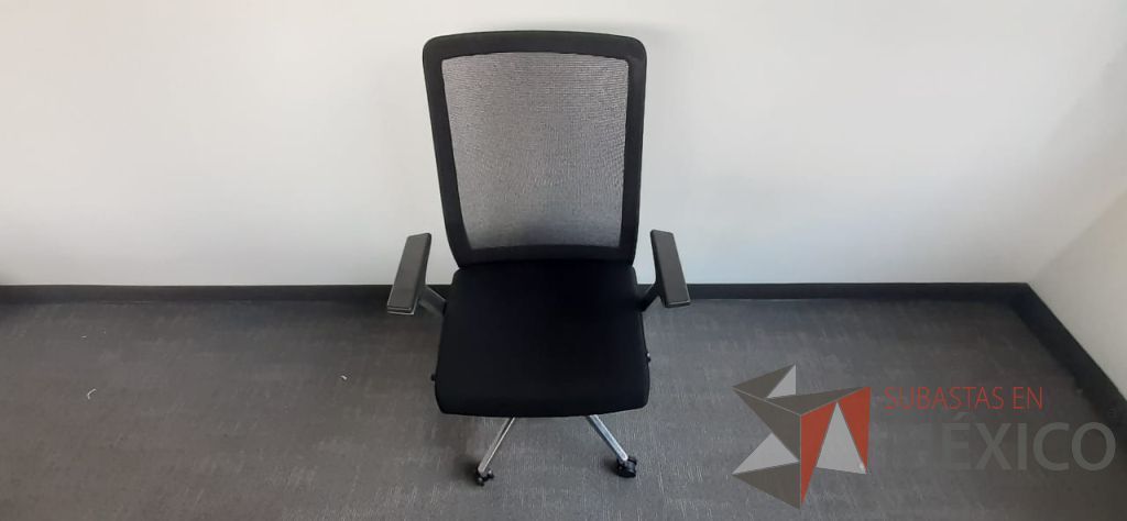 Lote 109 - 2 Sillas ejecutivas con ruedas, descansa brazos, asiento en tela y respaldo en malla color negro