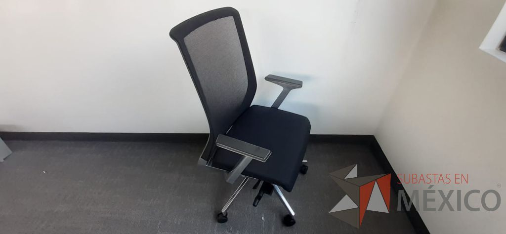 Lote 002 - 2 Silla ejecutivas con ruedas, descansa brazos, asiento en tela y respaldo en malla color negro - Imagen 6