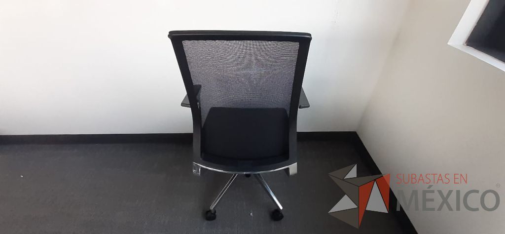 Lote 109 - 2 Sillas ejecutivas con ruedas, descansa brazos, asiento en tela y respaldo en malla color negro - Imagen 6