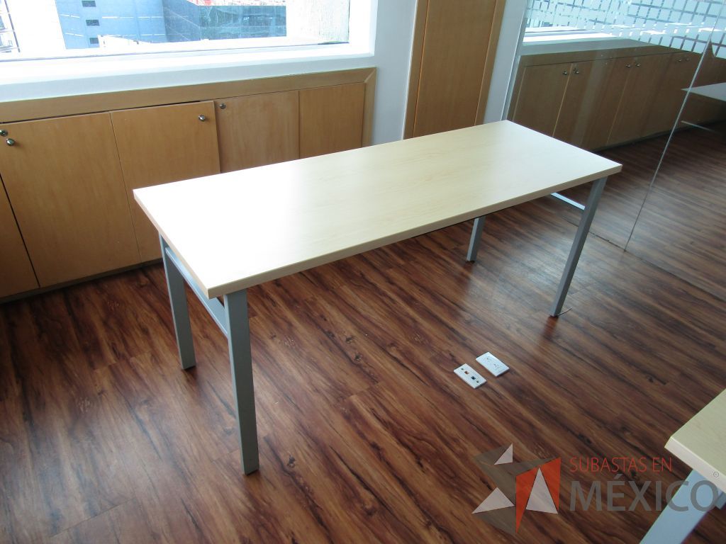 Lote 002 - Mesa de trabajo , patas metálicas y cubierta color café - Imagen 6