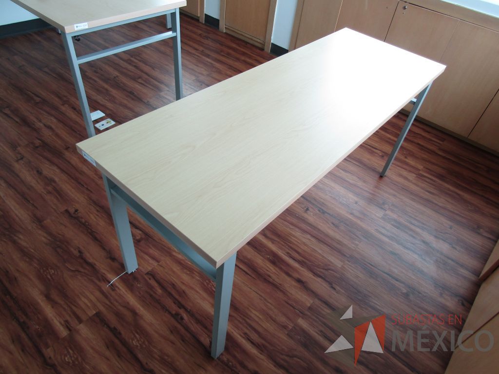 Lote 002 - Mesa de trabajo , patas metálicas y cubierta color café - Imagen 8