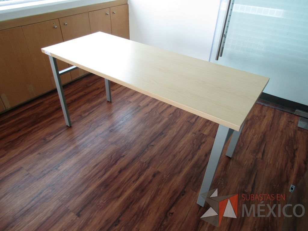 Lote 005 - Mesa de trabajo , patas metálicas y cubierta color café - Imagen 4