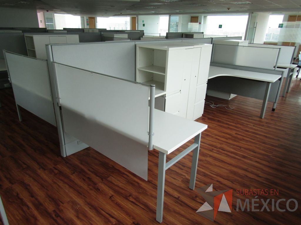 Lote 020 - Estación de trabajo para 6 personas, mampara alta, separadores de acrílico