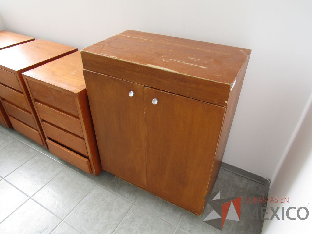 Lote 008 - Gabinete de 2 puertas y 2 entrepaños de madera - Imagen 2
