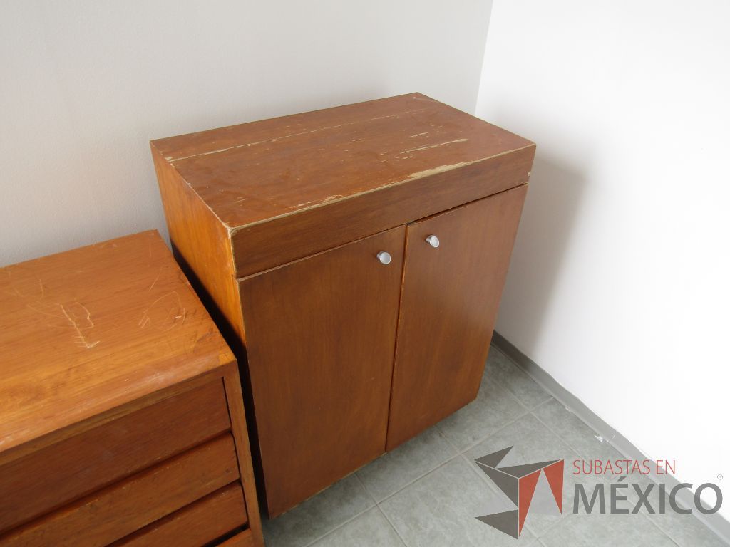 Lote 008 - Gabinete de 2 puertas y 2 entrepaños de madera - Imagen 3