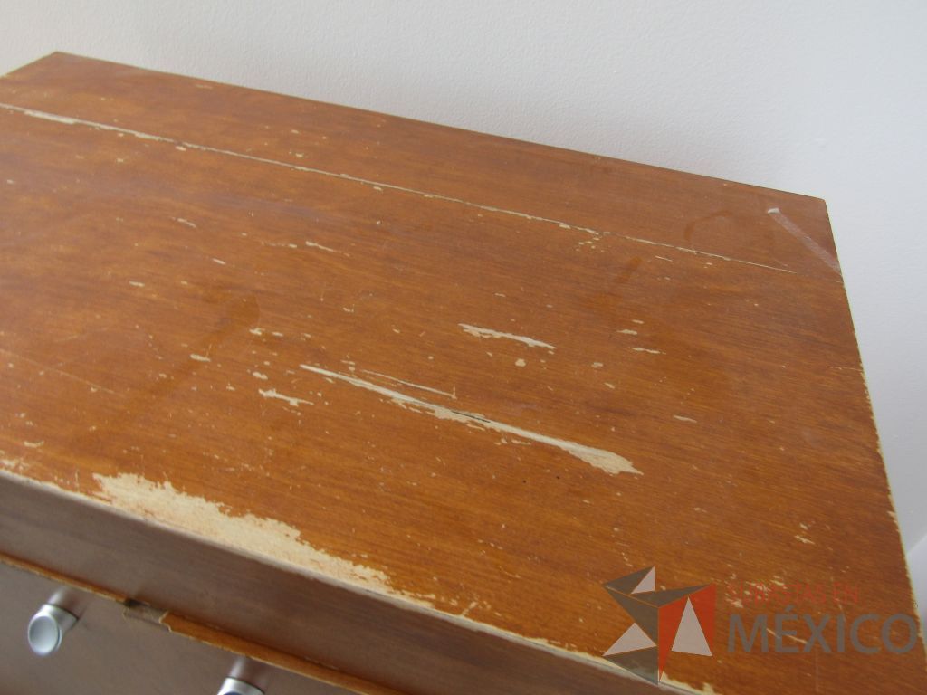 Lote 008 - Gabinete de 2 puertas y 2 entrepaños de madera - Imagen 4