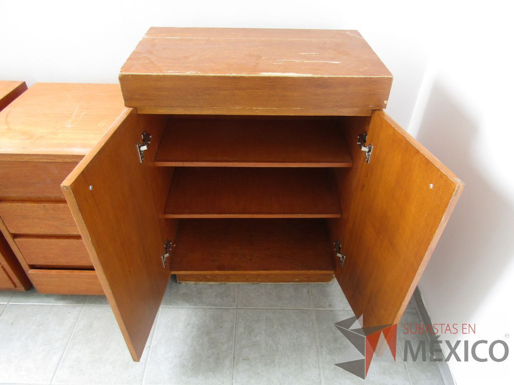 Lote 008 - Gabinete de 2 puertas y 2 entrepaños de madera - Imagen 5