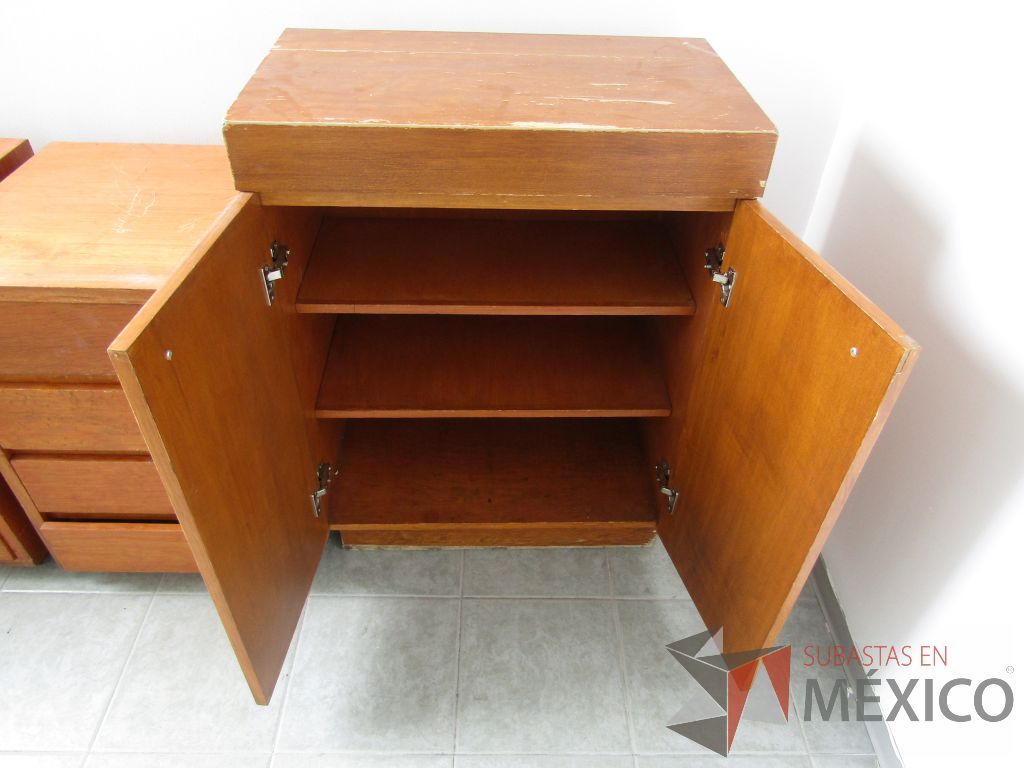 Lote 008 - Gabinete de 2 puertas y 2 entrepaños de madera - Imagen 6