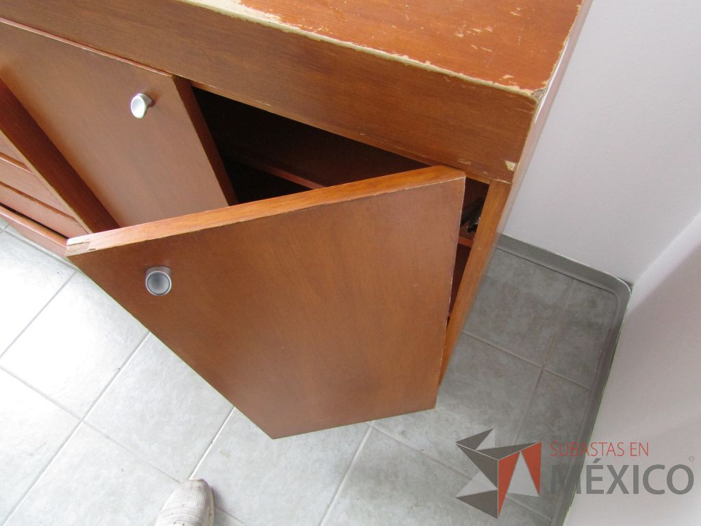 Lote 008 - Gabinete de 2 puertas y 2 entrepaños de madera - Imagen 7