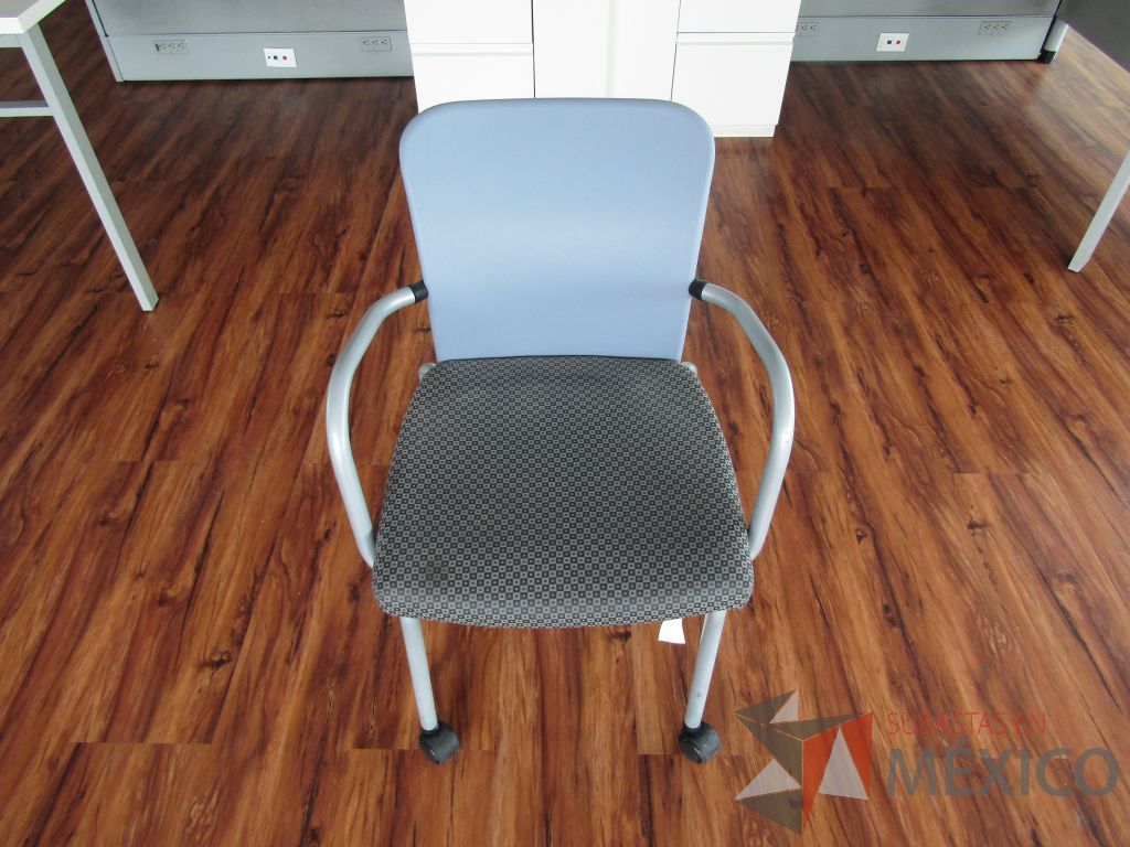 Lote 027 - 2 Sillas de visita con ruedas, asiento en tela con diseño en cuadricula - Imagen 2