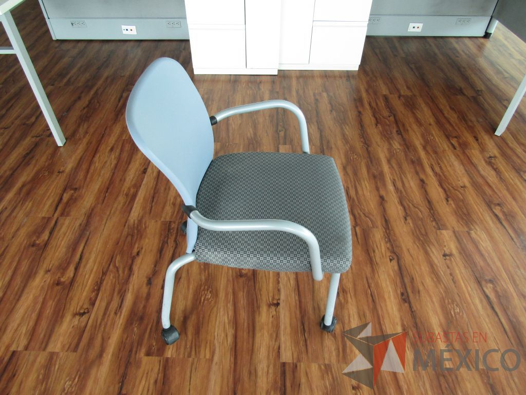 Lote 027 - 2 Sillas de visita con ruedas, asiento en tela con diseño en cuadricula - Imagen 3