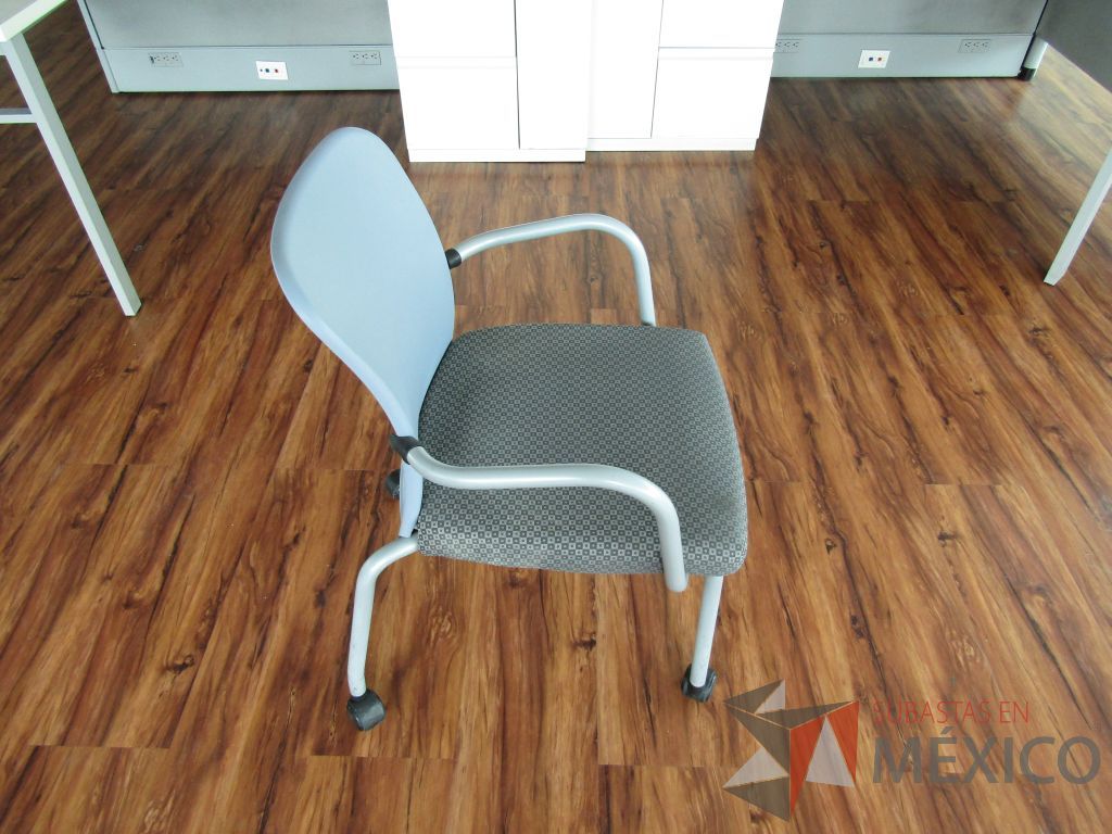Lote 027 - 2 Sillas de visita con ruedas, asiento en tela con diseño en cuadricula - Imagen 4
